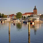 Hotel na wodzie Hausboot Paula Mit Reisekajak In Ribnitz-Damgarten Ribnitz-Damgarten