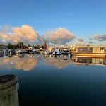 Hausboot Paula Mit Reisekajak In Ribnitz-Damgarten