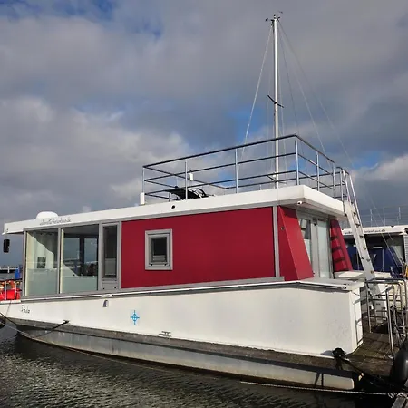 Hausboot Paula Mit Reisekajak In Botel *