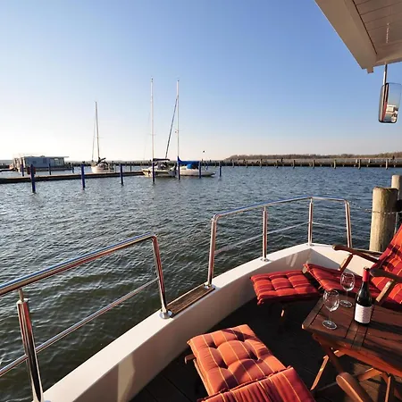 Hausboot Paula Im Stadthafen In Úszó hotel *