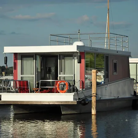 Hausboot Paula Im Stadthafen In Úszó hotel *