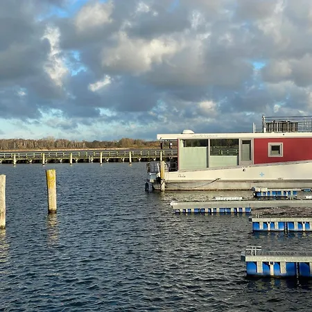 Hausboot Paula Mit Reisekajak In Ribnitz-Damgarten