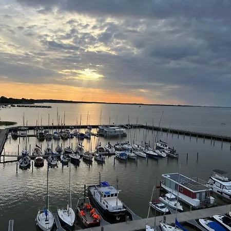 Úszó hotel Hausboot Paula Im Stadthafen In *