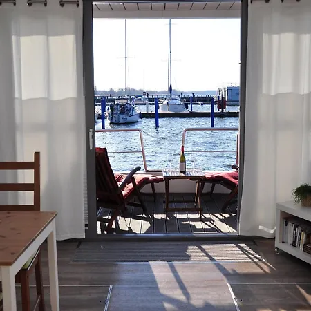 Hausboot Paula Mit Reisekajak In Ribnitz-Damgarten