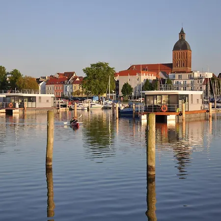 Botel Hausboot Paula Mit Reisekajak In Ribnitz-Damgarten