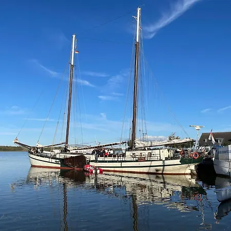 Hausboot Paula Mit Reisekajak In