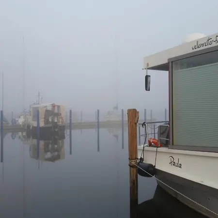 Botel Hausboot Paula Mit Reisekajak In *