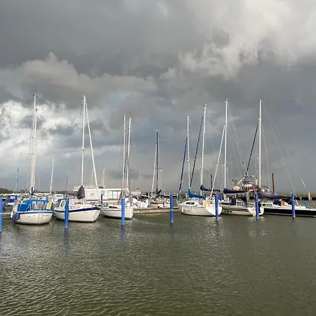 Botel Hausboot Paula Mit Reisekajak In Ribnitz-Damgarten