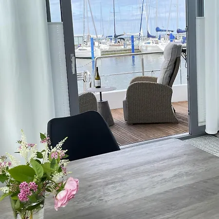 Hausboot Paula Mit Reisekajak In