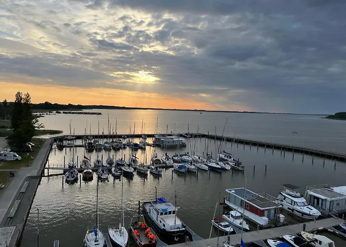 Úszó hotel Hausboot Paula Im Stadthafen In *