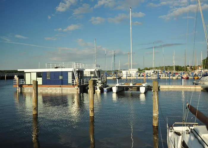Úszó hotel Hausboot Paula Im Stadthafen In Ribnitz-Damgarten