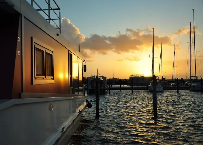 Hausboot Paula Im Stadthafen In Ribnitz-Damgarten