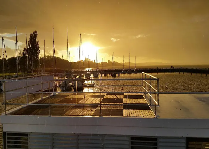 Úszó hotel Hausboot Paula Im Stadthafen In