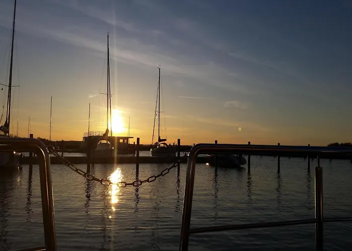Hausboot Paula Im Stadthafen In Úszó hotel Ribnitz-Damgarten