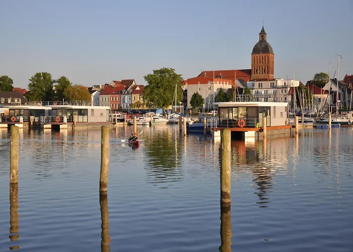Úszó hotel Hausboot Paula Im Stadthafen In Ribnitz-Damgarten