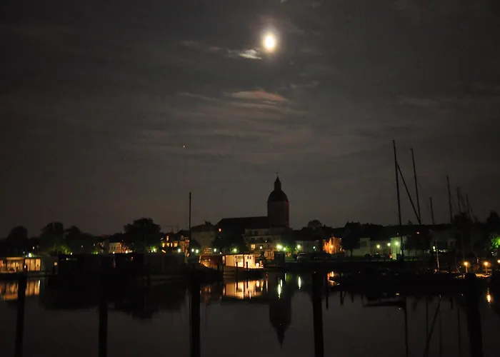 Hausboot Paula Im Stadthafen In Úszó hotel *