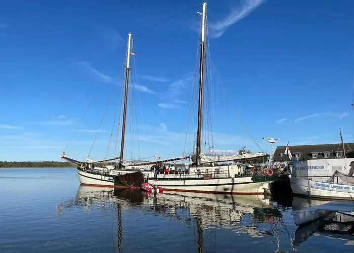 Hausboot Paula Im Stadthafen In