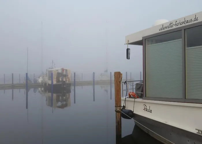 Úszó hotel Hausboot Paula Im Stadthafen In *